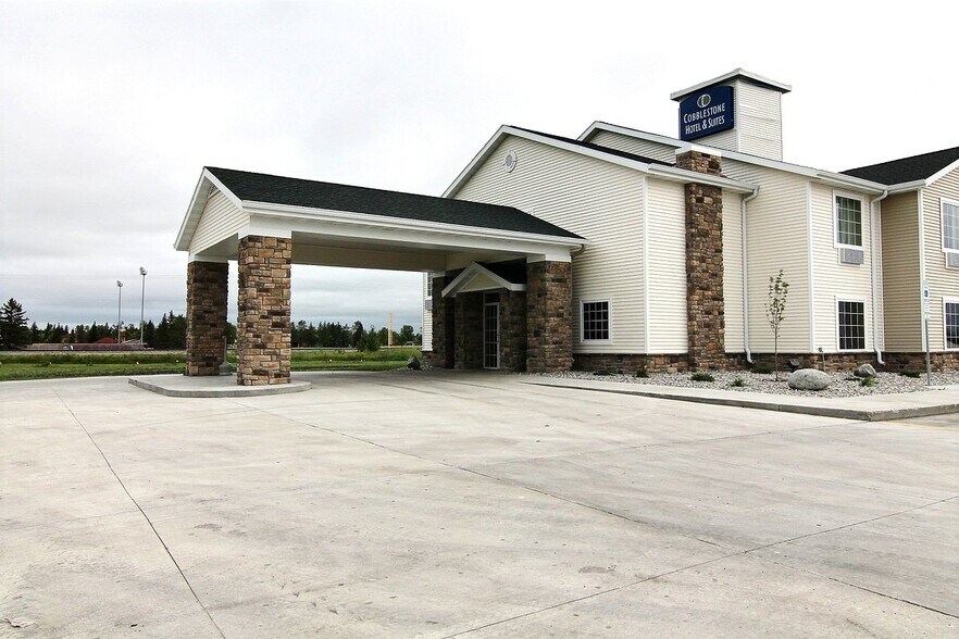 More Photos Of 2304 Sahlstrom Dr, Crookston Hotel For Sale