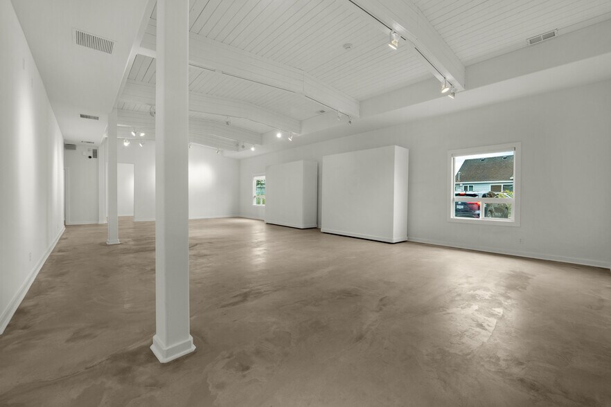 More Photos Of 809 S Holladay Dr, Seaside Showroom For Sale