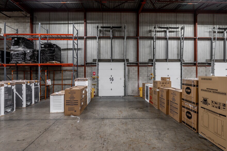 More Photos Of 1415 32e Avenue, Montréal Distribution For Lease