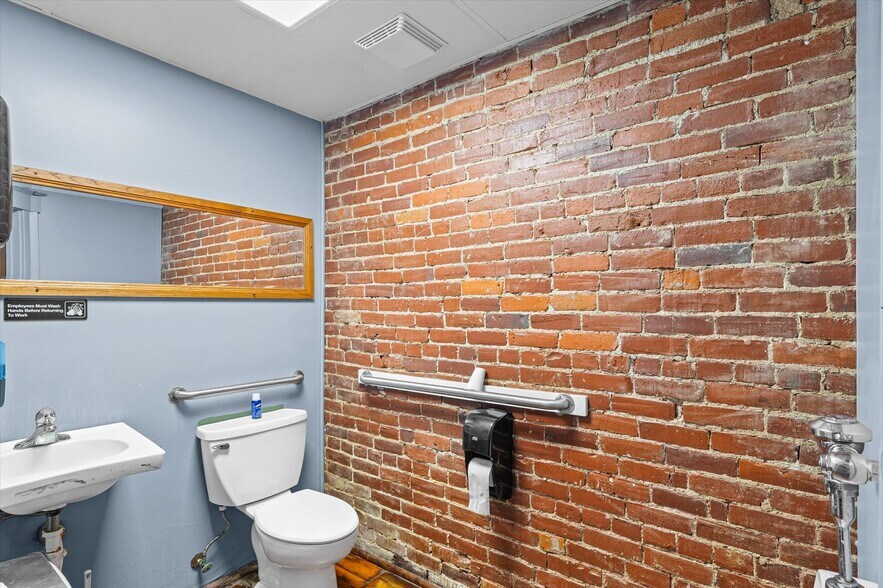 More Photos Of 125 S Market St, Paxton Specialty For Sale
