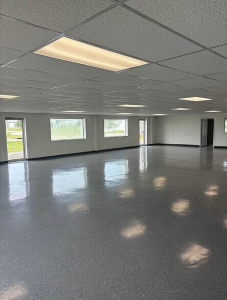 More Photos Of 1300 W Saunders St, Mount Pleasant Showroom For Lease