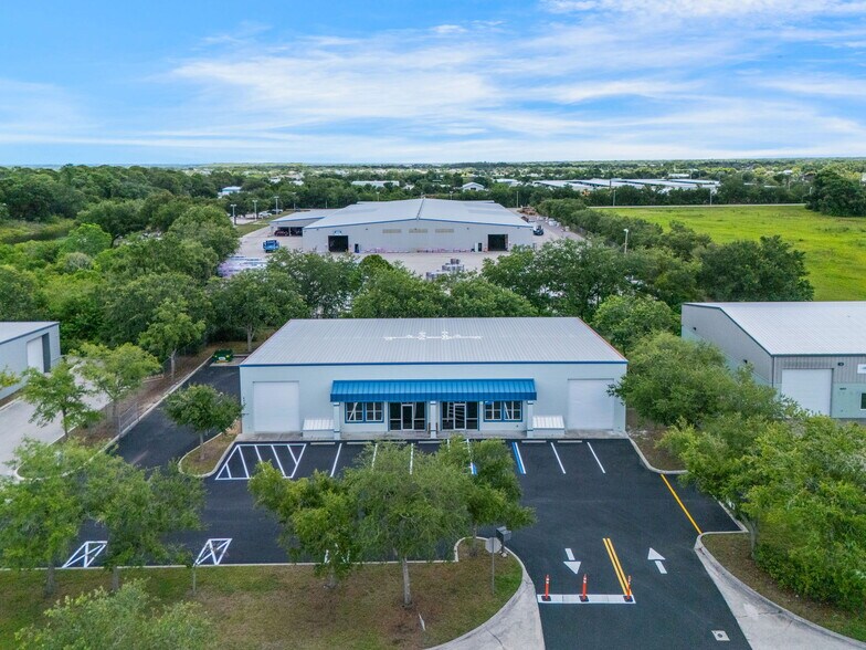 More Photos Of 6834 28th Street Cir E, Sarasota Warehouse For Lease
