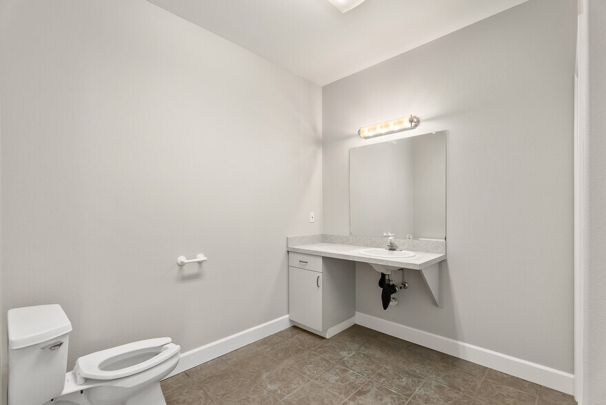 More Photos Of 180 Weyerhaeuser Dr N, Roseburg Warehouse For Sale