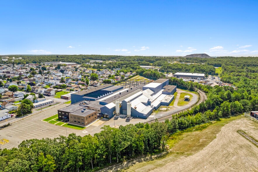 More Photos Of 101 Carleton Ave, Hazleton Manufacturing For Sale