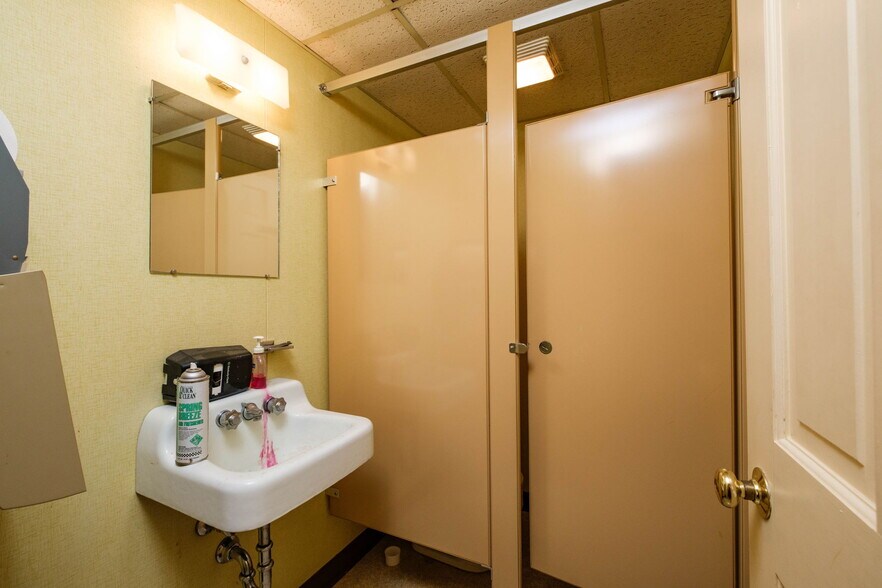More Photos Of 120 S Main St, Edinburg General Retail For Sale
