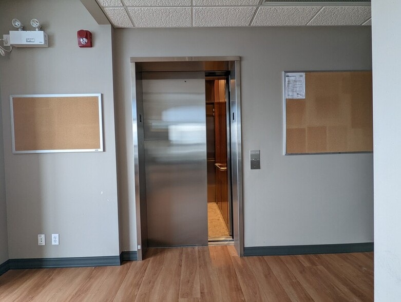 More Photos Of 3215 49 Ave, Red Deer Storefront For Lease