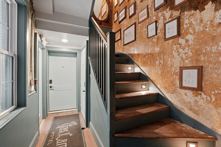 More Photos Of 140 N 2nd St, Philadelphia Hotel For Sale
