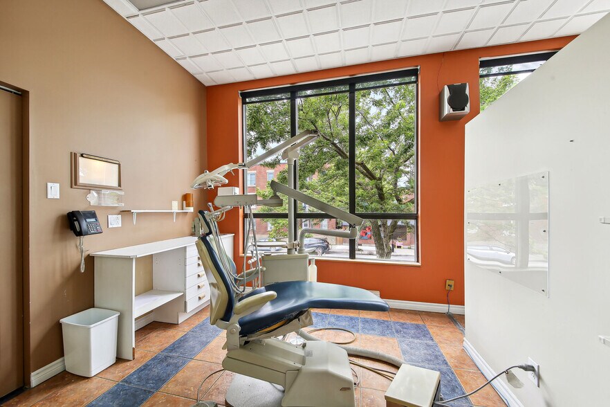 More Photos Of 150 Rue Jarry E, Montréal Storefront Retail Office For Lease