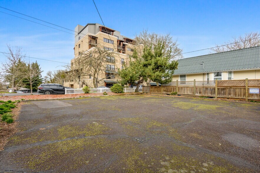 More Photos Of 830 Saginaw St S, Salem Medical For Sale