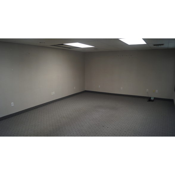 More Photos Of 900 N Lehigh St, Baltimore Light Distribution For Lease