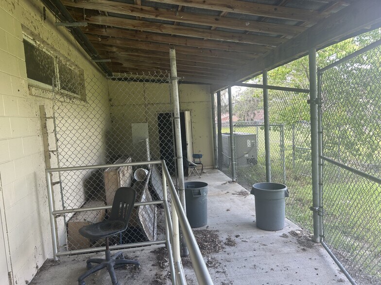 More Photos Of 101 S Prospect St, Crescent City Flex For Sale