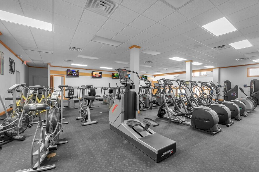 More Photos Of 1370 Exchange St, Alden Health Club For Sale
