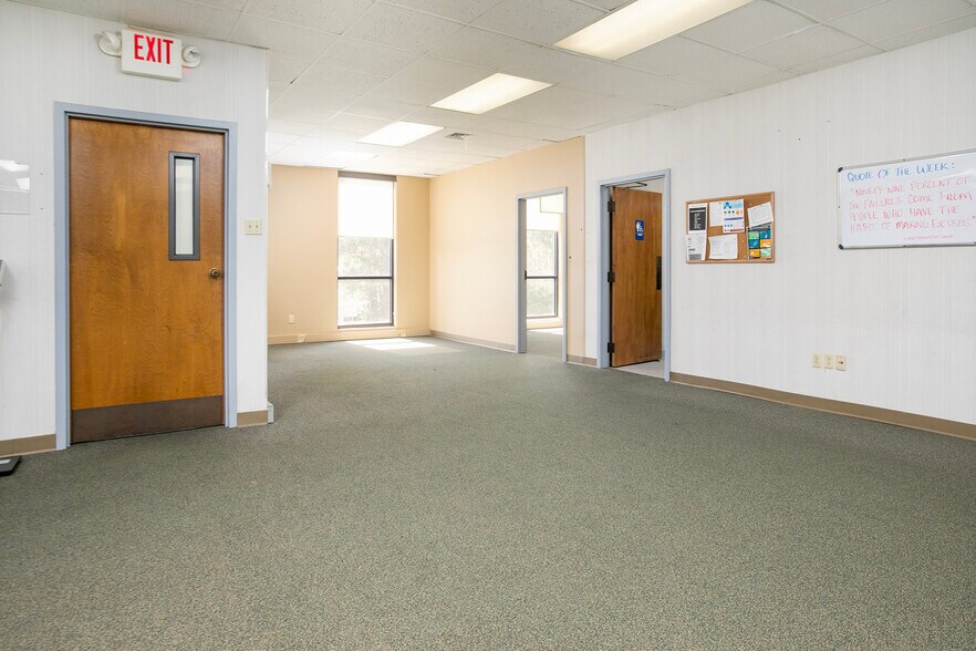 More Photos Of 9846 State Highway 31 E, Tyler Medical For Sale