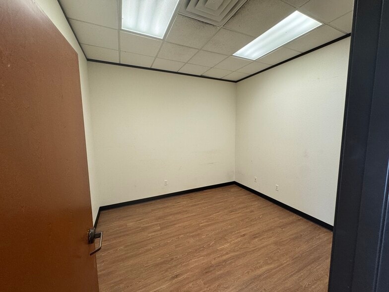 More Photos Of 1050 Meadows Dr, Round Rock Light Distribution For Lease