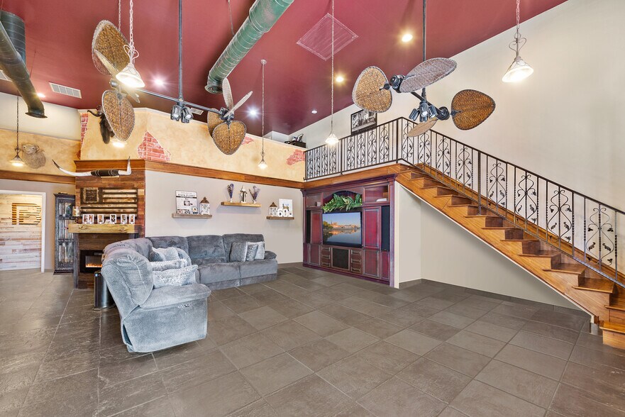 More Photos Of 29160 Goetz Rd, Menifee Showroom For Sale