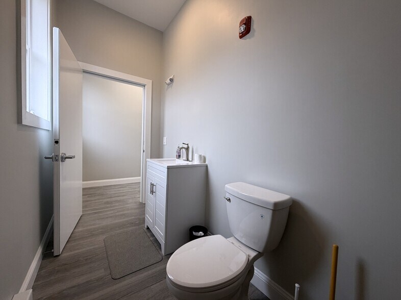 More Photos Of 2 Peter Rd, Bristol Land For Lease