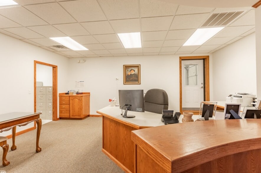 More Photos Of 219 & 303 W Chase st, Springfield Light Distribution For Lease