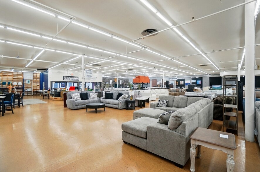 More Photos Of 50 Eswin St, Cincinnati Freestanding For Sale