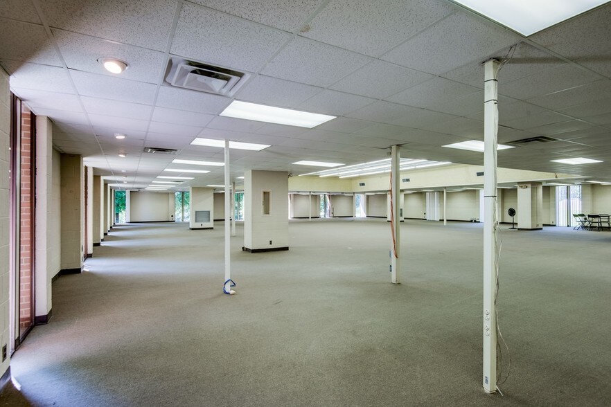 More Photos Of 305 E Hunt St, Dickson Office For Sale