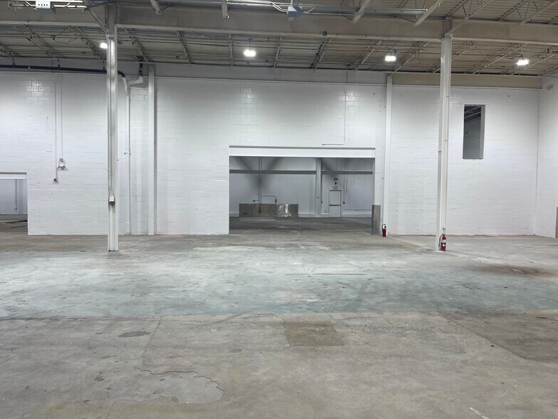 More Photos Of 33 Rajon Rd, Bayport Manufacturing For Lease