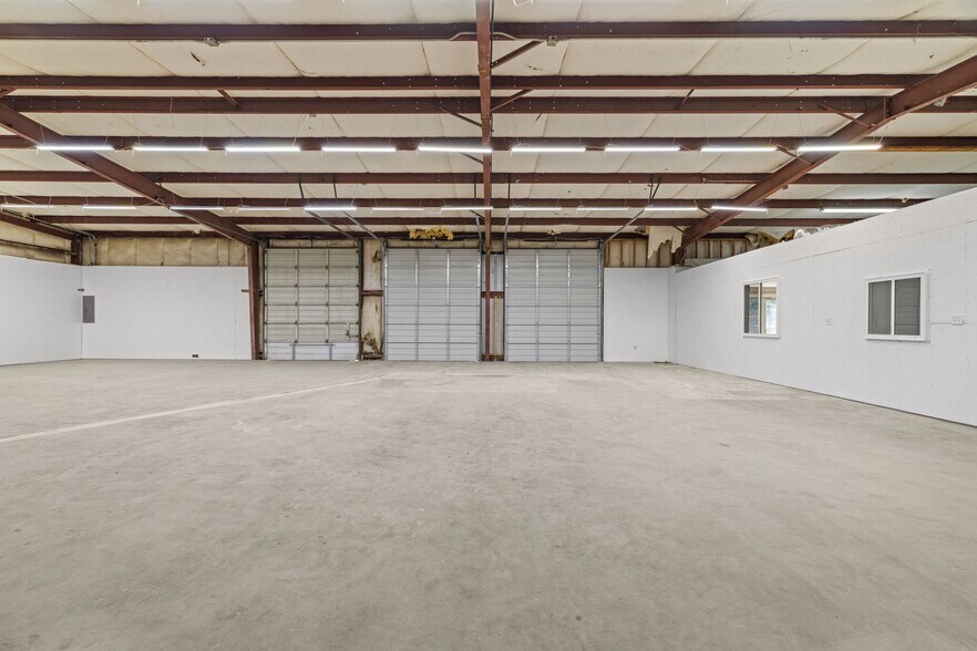 More Photos Of 10063 US-72, Rogersville Warehouse For Lease