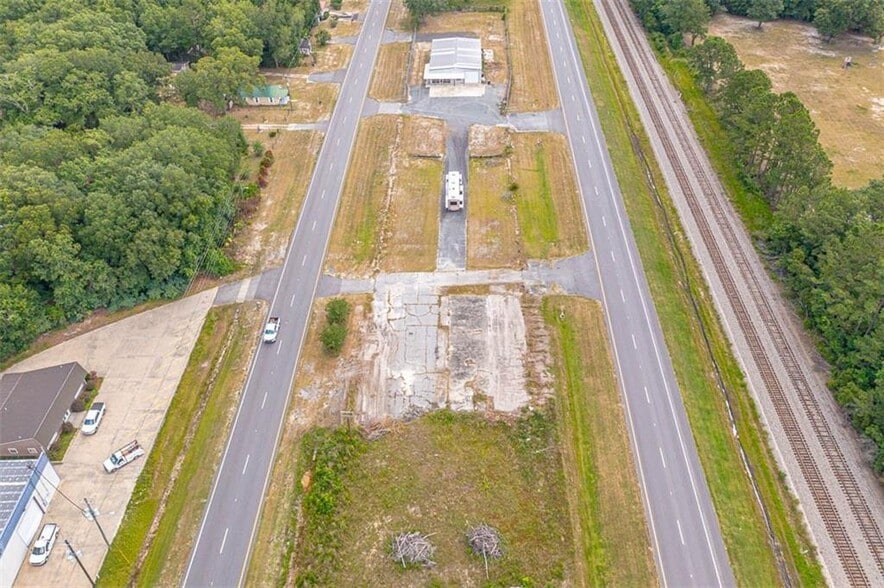 More Photos Of 414 E Jl Tyre St, Screven Showroom For Sale