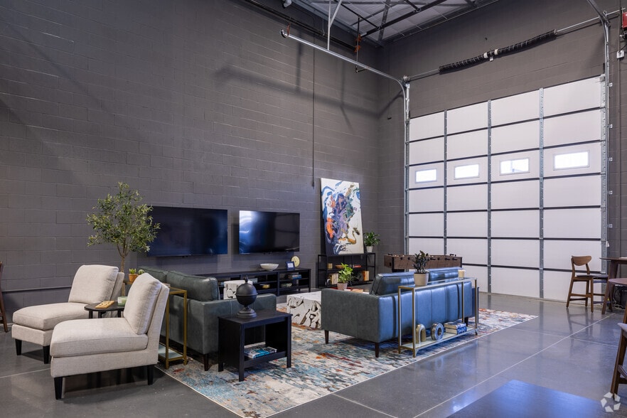 More Photos Of 5705-5725 Stables Way, Alpharetta Showroom For Lease