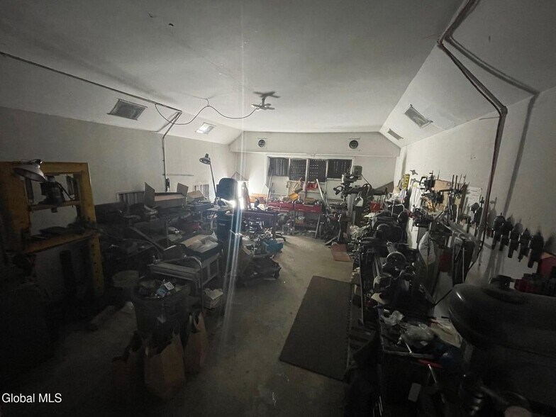 More Photos Of 152 Speigletown Rd, Troy Auto Repair For Sale