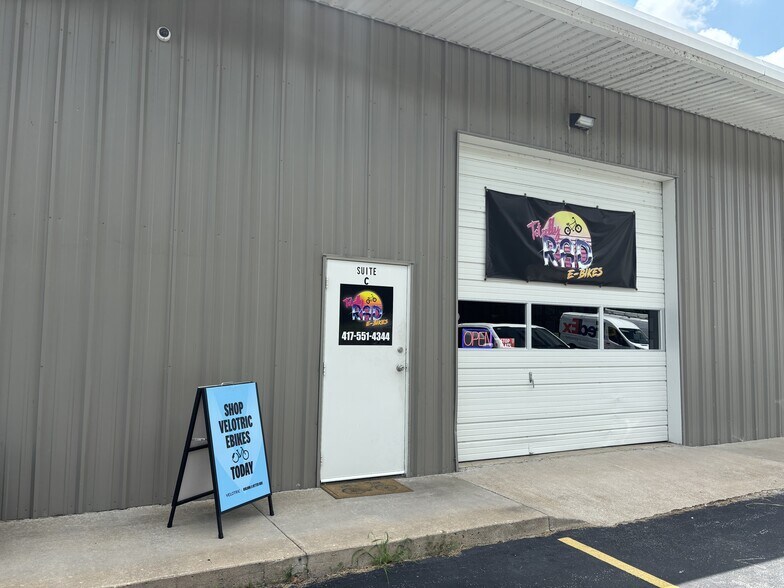 More Photos Of 1008 W Farmer St, Ozark Warehouse For Lease