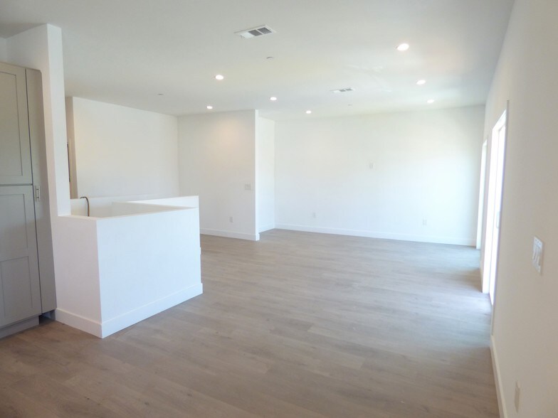 More Photos Of 1256 N Hobart Blvd, Los Angeles Apartments For Sale