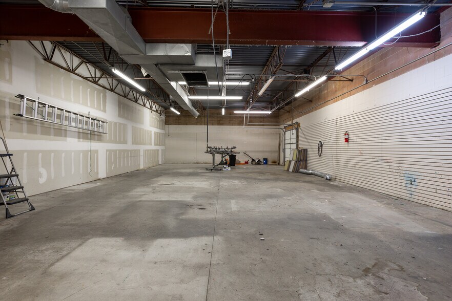 More Photos Of 8445 N Main St, Kansas City Freestanding For Lease