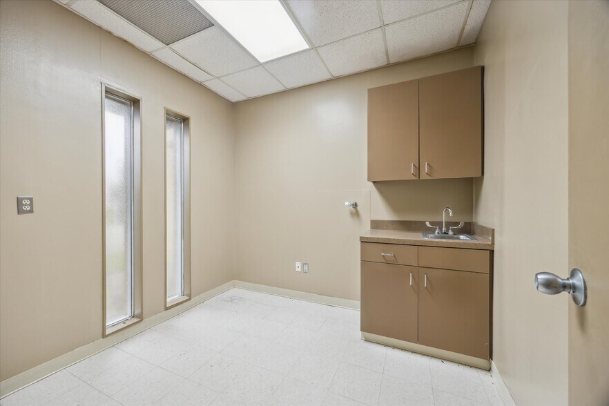 More Photos Of 6504 Memorial Dr, Texas City Medical For Sale