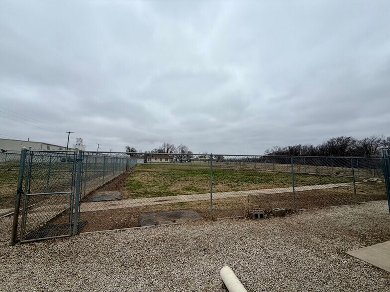 More Photos Of 911 W 1st St, Mcpherson Industrial For Sale