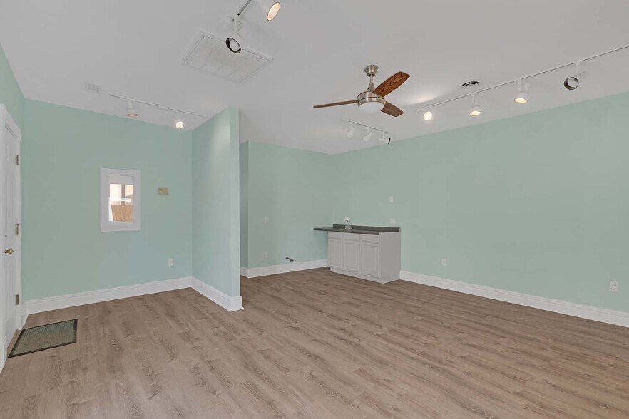 More Photos Of 55 Cross St, Urbanna General Retail For Sale