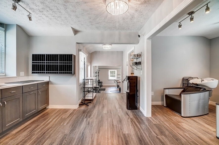 More Photos Of 235 W Franklin St, Centerville Storefront Retail Office For Lease