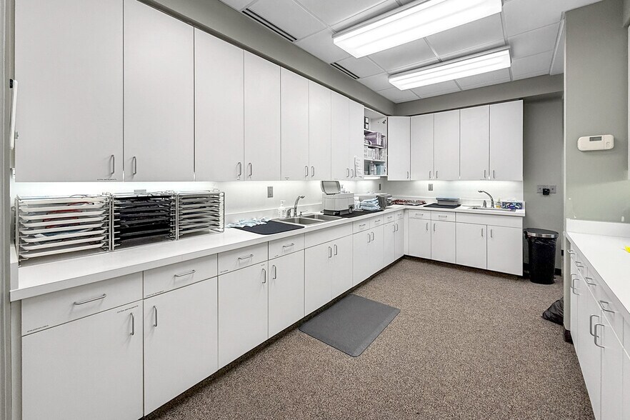 More Photos Of 6105 NW 86th St, Johnston Medical For Sale