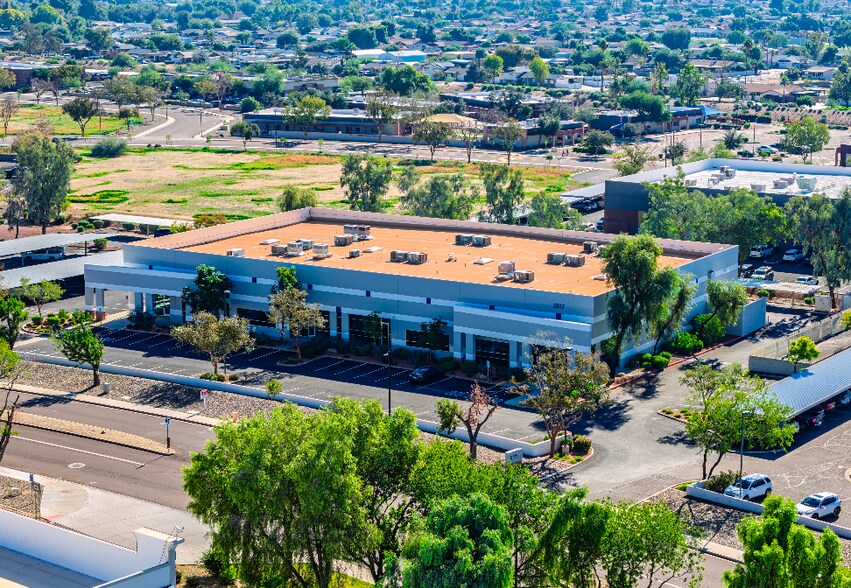 More Photos Of 5811 W Talavi Blvd, Glendale Flex For Lease