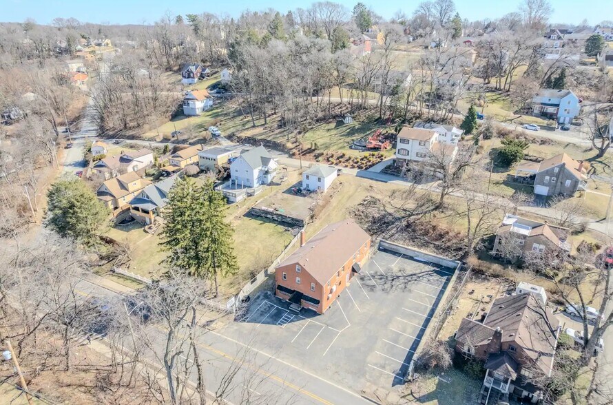 More Photos Of 825 5th Ave, East McKeesport Bar For Lease