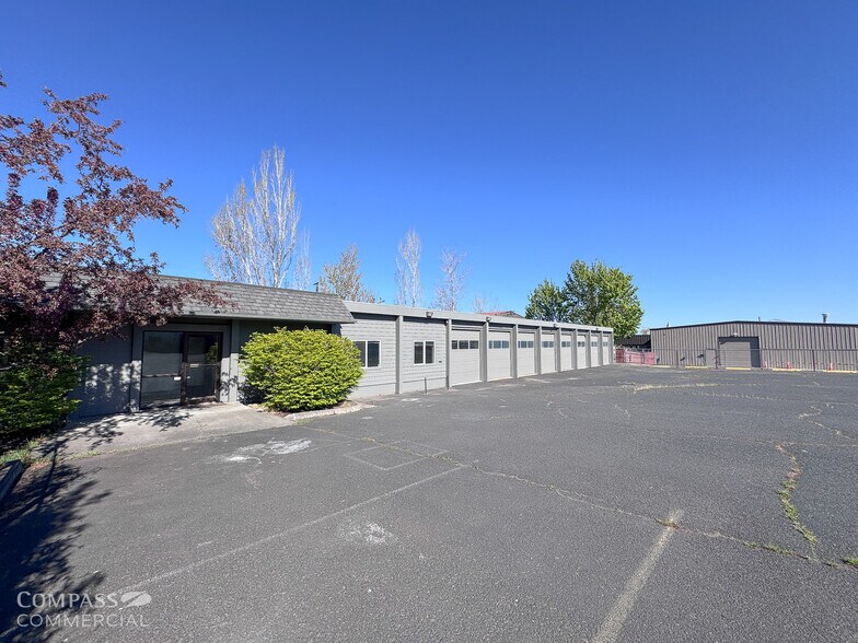 More Photos Of 100 NE Hawthorne Ave, Bend Flex For Lease