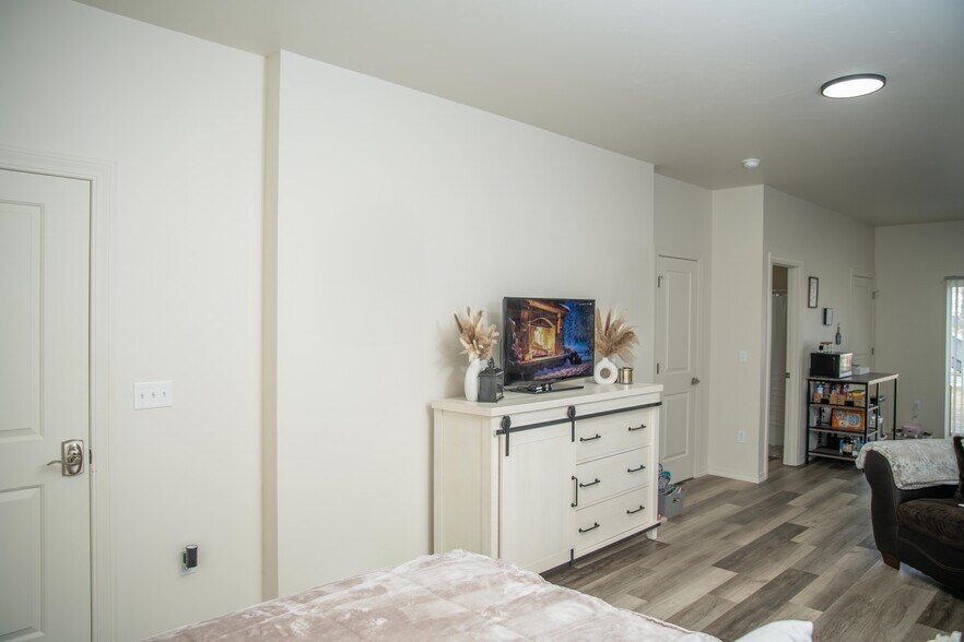 More Photos Of 708-724 Cedar Creek Ave, Montrose Apartments For Sale