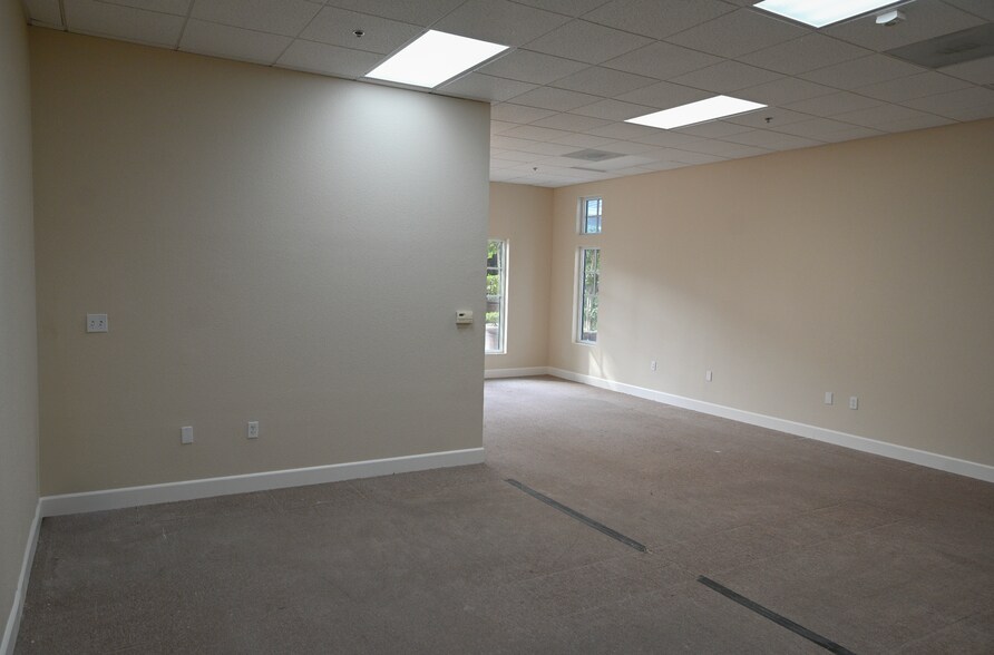 More Photos Of 50 Eagle Rock Way, Brentwood Storefront Retail Office For Lease