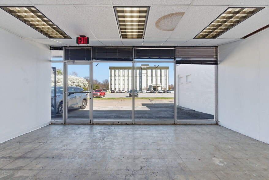 More Photos Of 1718 E Meadowmere St, Springfield General Retail For Lease