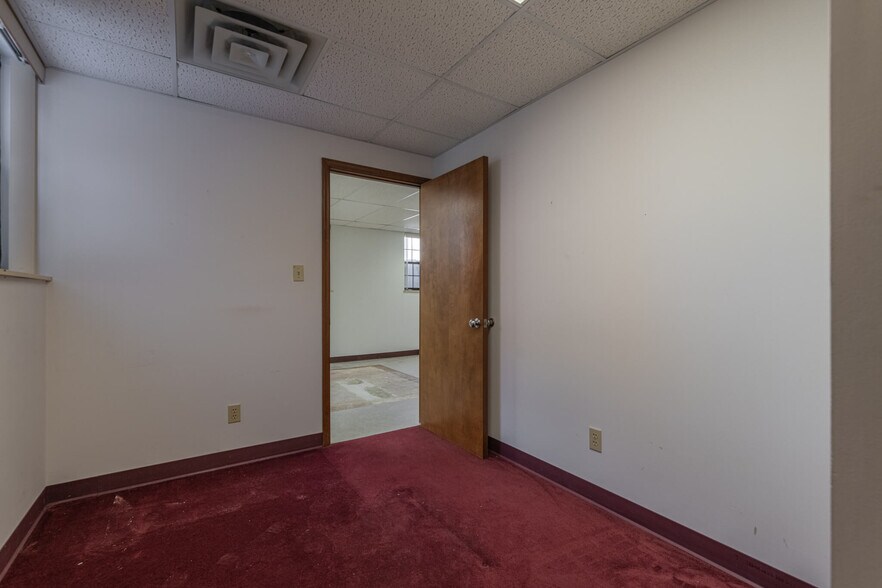 More Photos Of 1130 Vester Ave, Springfield Medical For Lease