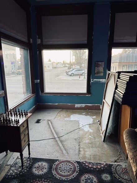 More Photos Of 202 Broadway Ave, Culbertson Showroom For Sale