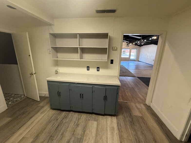 More Photos Of 807 Mcphaul St, Austin Warehouse For Sale