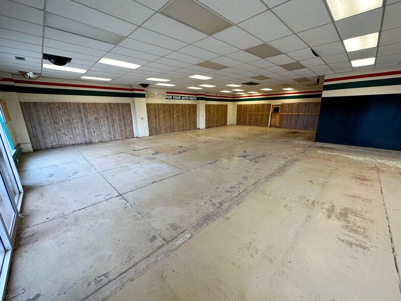 More Photos Of 423 N 7th St, Perry Freestanding For Sale