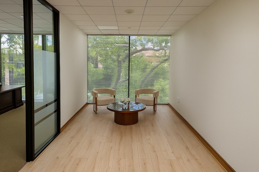 More Photos Of 17 S Briar Hollow Ln, Houston Coworking Space