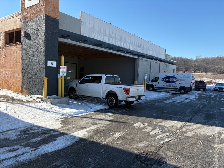 More Photos Of 10 Hill St, Kansas City Warehouse For Lease
