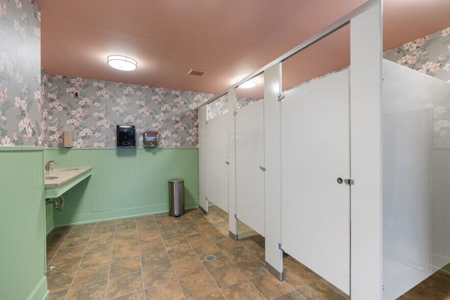 More Photos Of 2 Minthorne St, Staten Island Restaurant For Lease