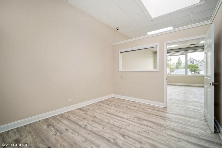 More Photos Of 1511 E Oakton St, Des Plaines Storefront For Lease